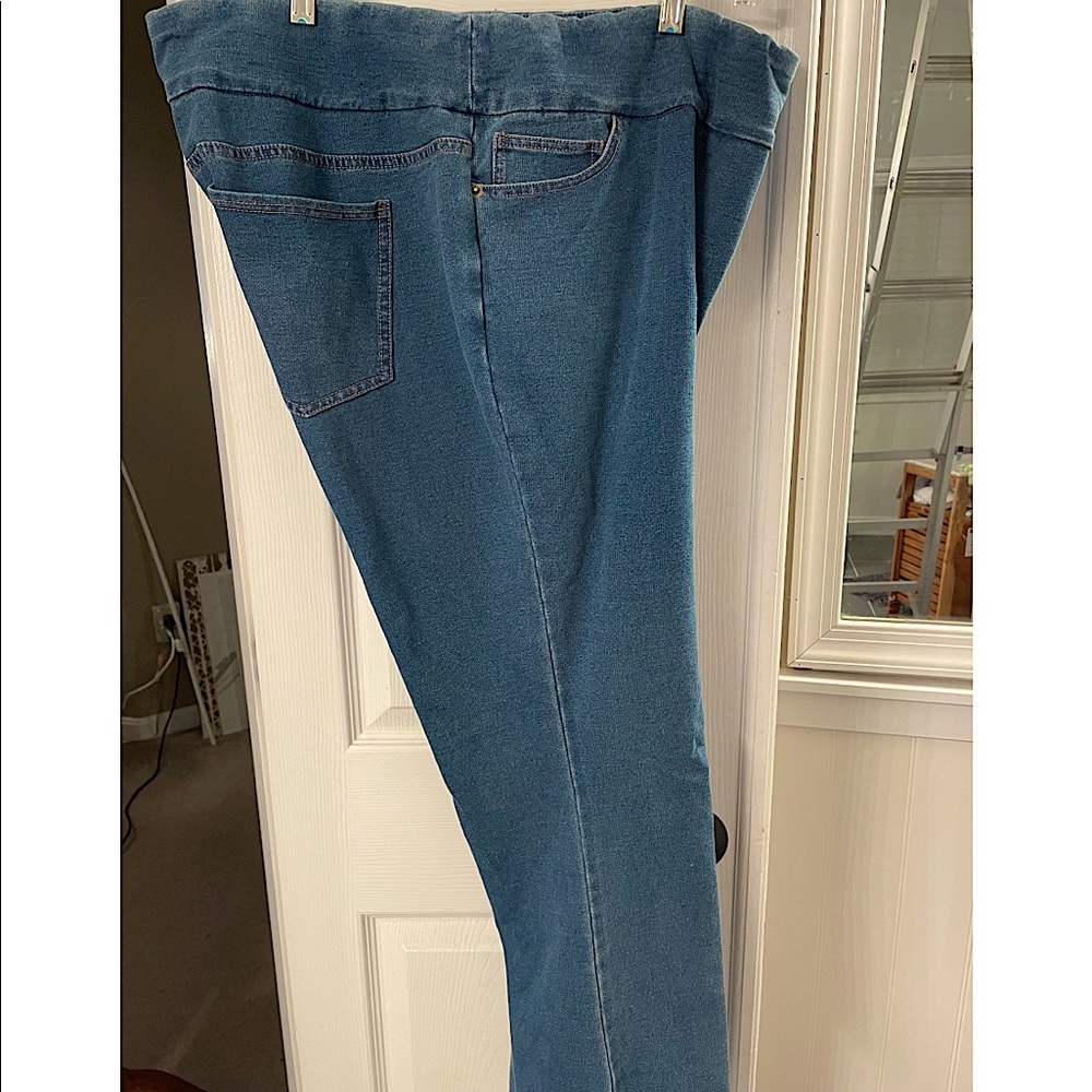 Denim & Company stretchy denim-like jeans. Elastic waistband. Size 18WP.